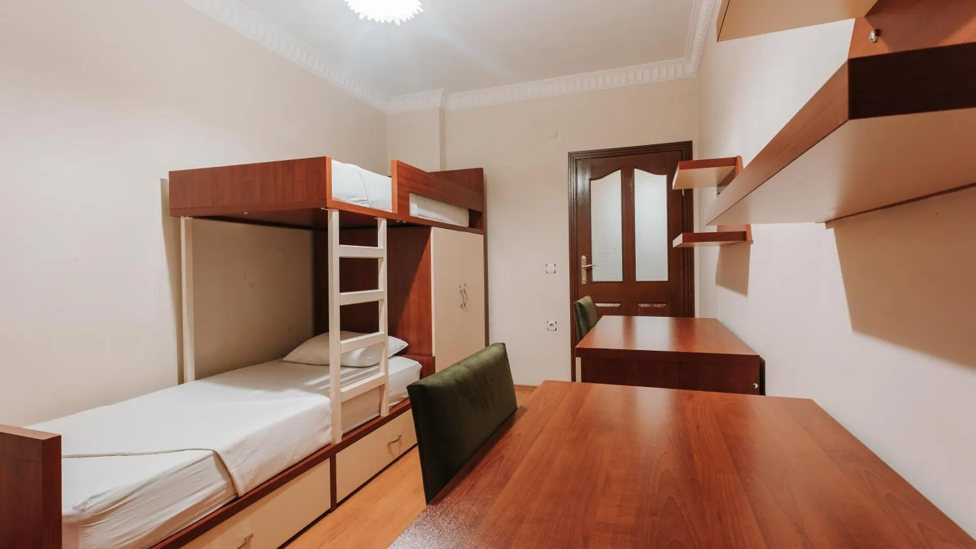 Nazli Aparts location